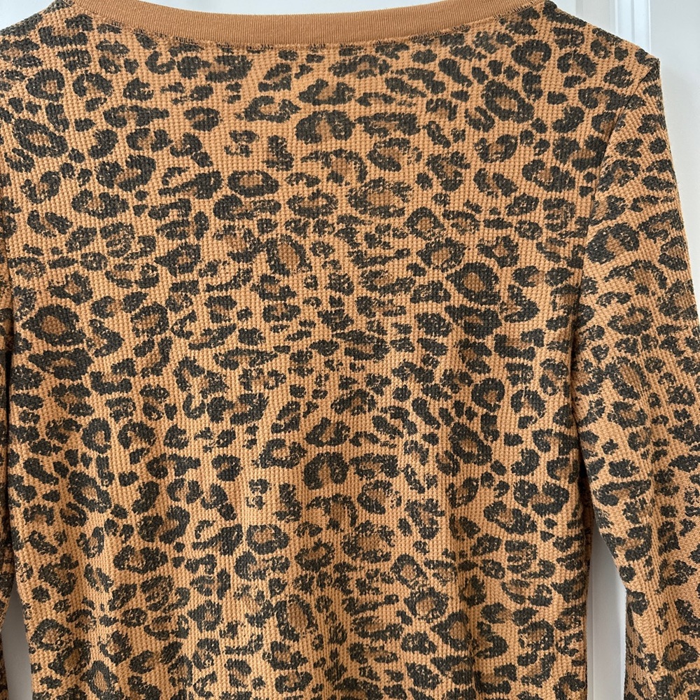 Time and Tru Brown Leopard Long Sleeve Top - Picture 4 of 6